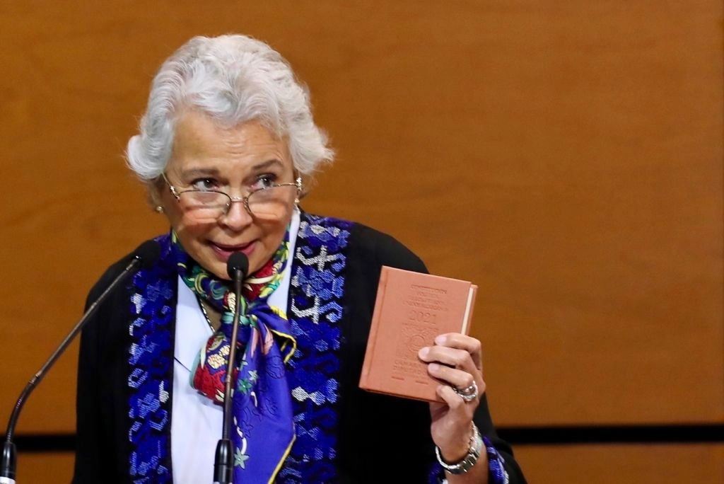 La secretaria de Gobernación, Olga Sánchez Cordero, durante la presentación de la Constitución impresa con los cambios de paridad aprobados por esta Legislatura, en el Salón Verde de la Cámara de Diputados, el 13 de Julio del 2021. Foto Roberto García Ortiz