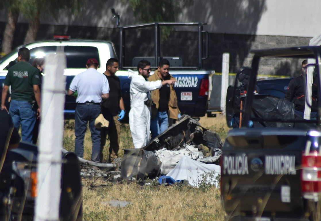 Peritos de la Fiscalía General de Aguascalientes, agentes ministeriales y policías municipales iniciaron las pesquisas del accidente aéreo en el que perecieron Porfirio Sánchez Mendoza, secretario de Seguridad Pública estatal, y cuatro elementos a su cargo. Foto Cuartoscuro