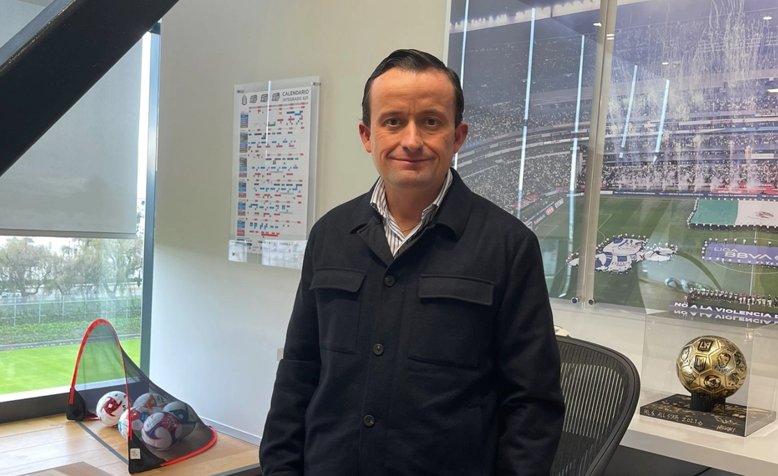 El titular de la Liga Mx, Mikel Arriola, indicó que en el futbol mexicano no hay intocables y tampoco tienen cabida los insultos homofóbicos ni ningún tipo de discriminación. Foto Twitter @MikelArriolaP

