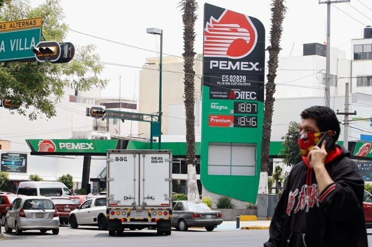 Estación de gasolina en la Ciudad de México. Foto Roberto García Ortiz / Archivo