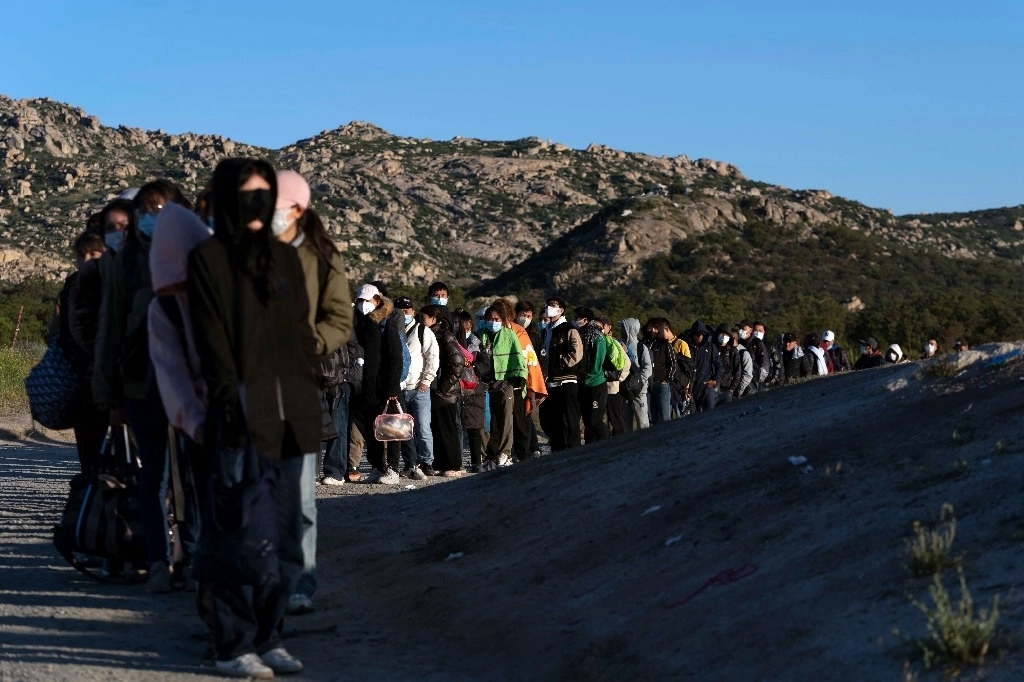 Migrantes chinos esperan ser procesados ​​tras cruzar la frontera con México el 8 de mayo de 2024, cerca de Jacumba Hot Springs, California. Foto Ap/ archivo