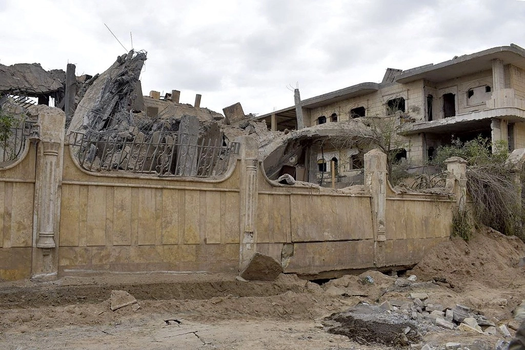 Edificio dañado por un bombardeo aéreo al este de Siria, en la ciudad de Deiz Ezzor, el 26 de marzo de 2024. Foto Afp 