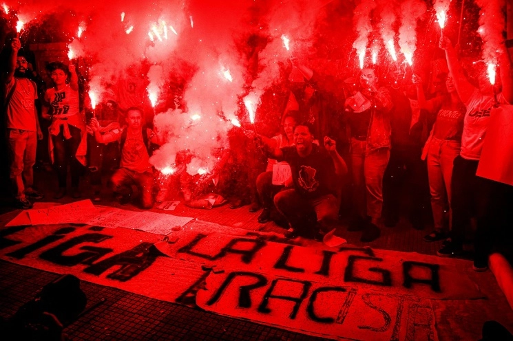 Manifestantes protestan a las afueras del consulado español en Sao Paulo, por los actos de racismo en contra del fubolista del Real Madrid, Vinicius Junior. Foto Ap.