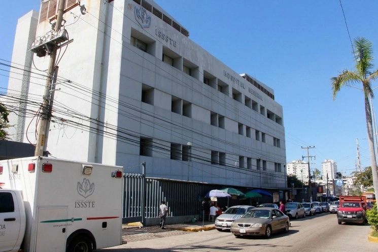 El Hospital General del ISSSTE en Acapulco atiendió a sus pacientes en el estacionamiento tras sufrir daños en su estructura durante el sismo de 7.1 grados registrado en 2021. Foto Cuartoscuro / Archivo