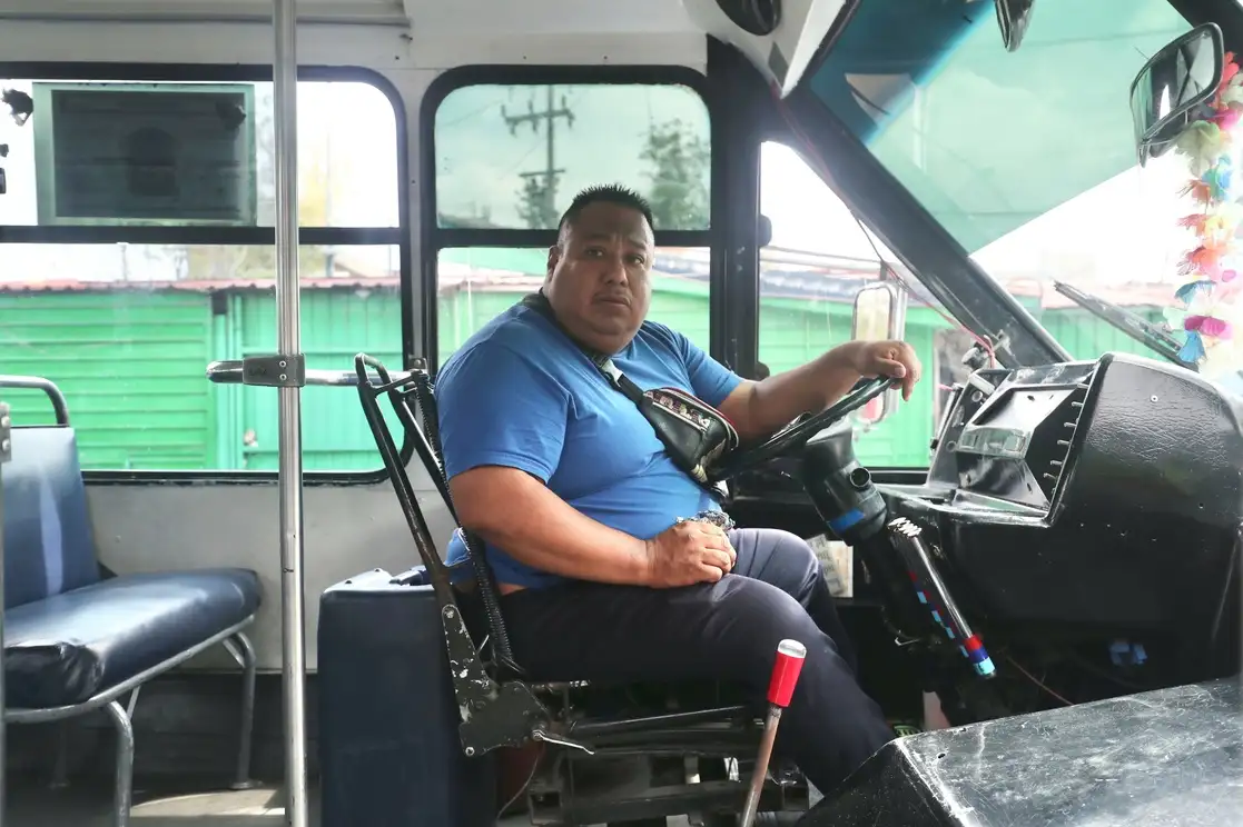 El Invea y la Secretaría de Seguridad Ciudadana informaron que han inspeccionado 7 mil 246 unidades durante los operativos del 15 al 28 de junio. Las sanciones han sido porque los choferes no cuentan con la licencia tipo C, no portan uniforme, llevan acompañantes y los transportes carecen de seguro, de cromática con ruta y placa, y algunos circulan con vidrios polarizados. Las anomalías se comprobaron durante un recorrido por los paraderos de Taxqueña y Pantitlán. Foto Luis Castillo 