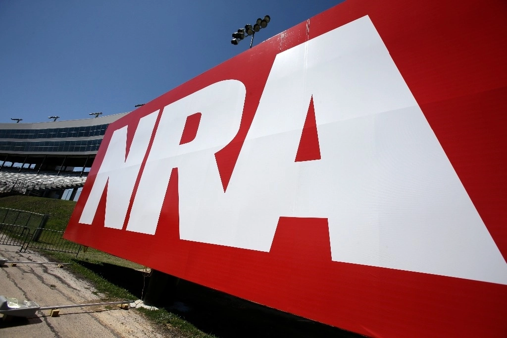 Un espectacular de la Asociación Nacional del Rifle, en la pista de carreras de NASCAR, en Texas, en abril de 2013. Foto Ap  