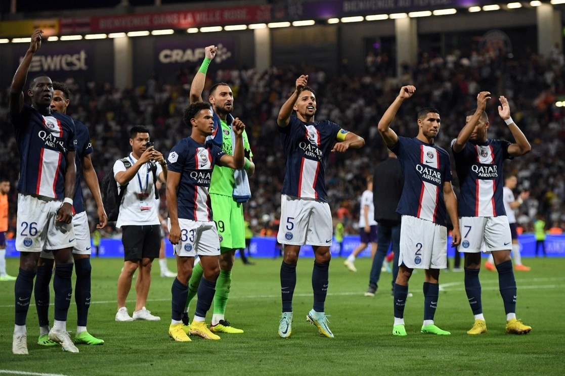 El campeón francés es el club que recibió la multa más alta, 10 millones de euros, que podría aumentar a 65 millones si incumple el plan pactado con la UEFA de equilibrar sus cuentas en un periodo máximo de tres años. Foto Afp / Archivo
