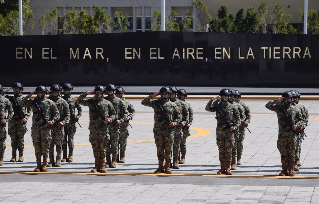 Marinos en la ceremonia del Dia de la Armada de Mexico, el 23 de noviembre de 2020, en la explanada de la Secretaria de Marina, en la alcaldía Coyoacán, Ciudad de México. Foto Cristina Rodríguez
