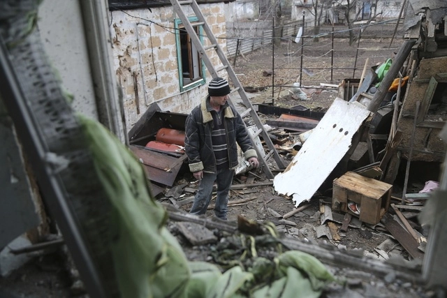 Un ciudadano de Ucrania revisa entre los escombros de lo que fue su casa en Horlivka. Foto Ap