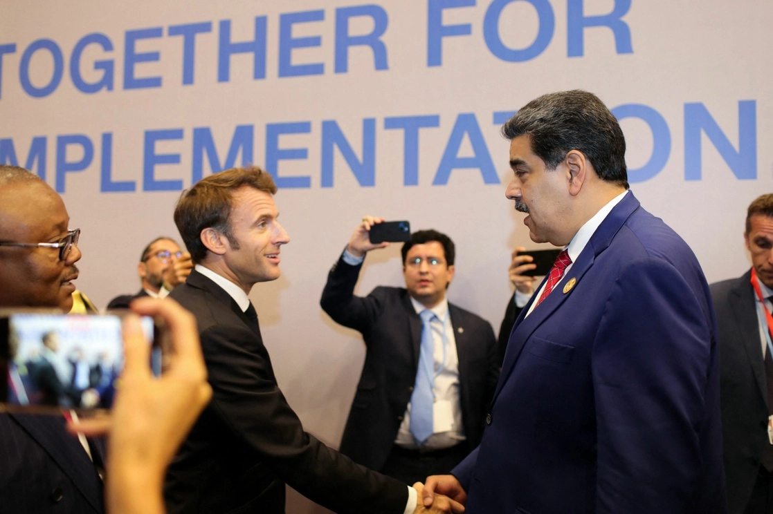 Los presidentes de Francia y Venezuela, Emmanuel Macron y Nicolás Maduro, respectivamente, durante la conferencia climática COP27 en el Centro Internacional de Convenciones de Sharm el-Sheikh, en la ciudad egipcia del Mar Rojo. Foto: Afp