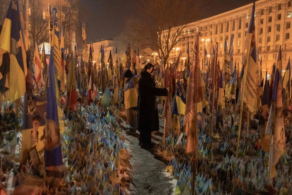 Monumento improvisado a los combatientes ucranianos y extranjeros caídos en la Plaza de la Independencia en Kiev, durante el tercer aniversario de la invasión rusa de Ucrania, el 24 de febrero de 2025. Foto Afp