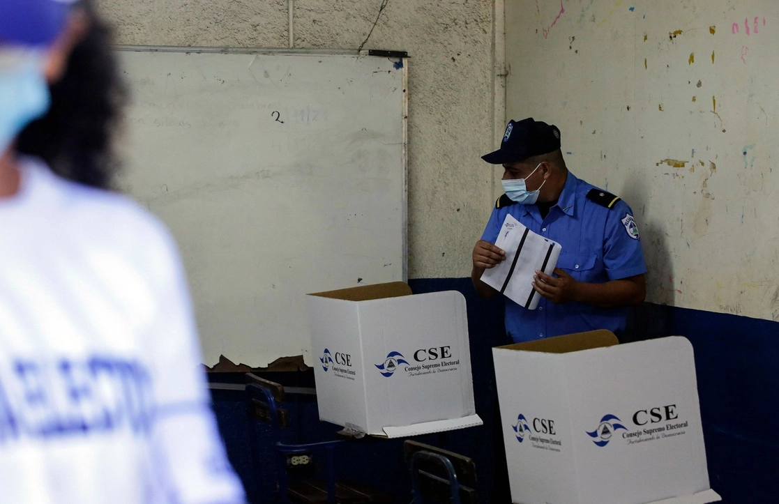 Policía emite su voto en las elecciones presidenciales que se realizan en Nicaragua; "es una fiesta electoral", dijo el canciller Denis Moncada. Foto Afp