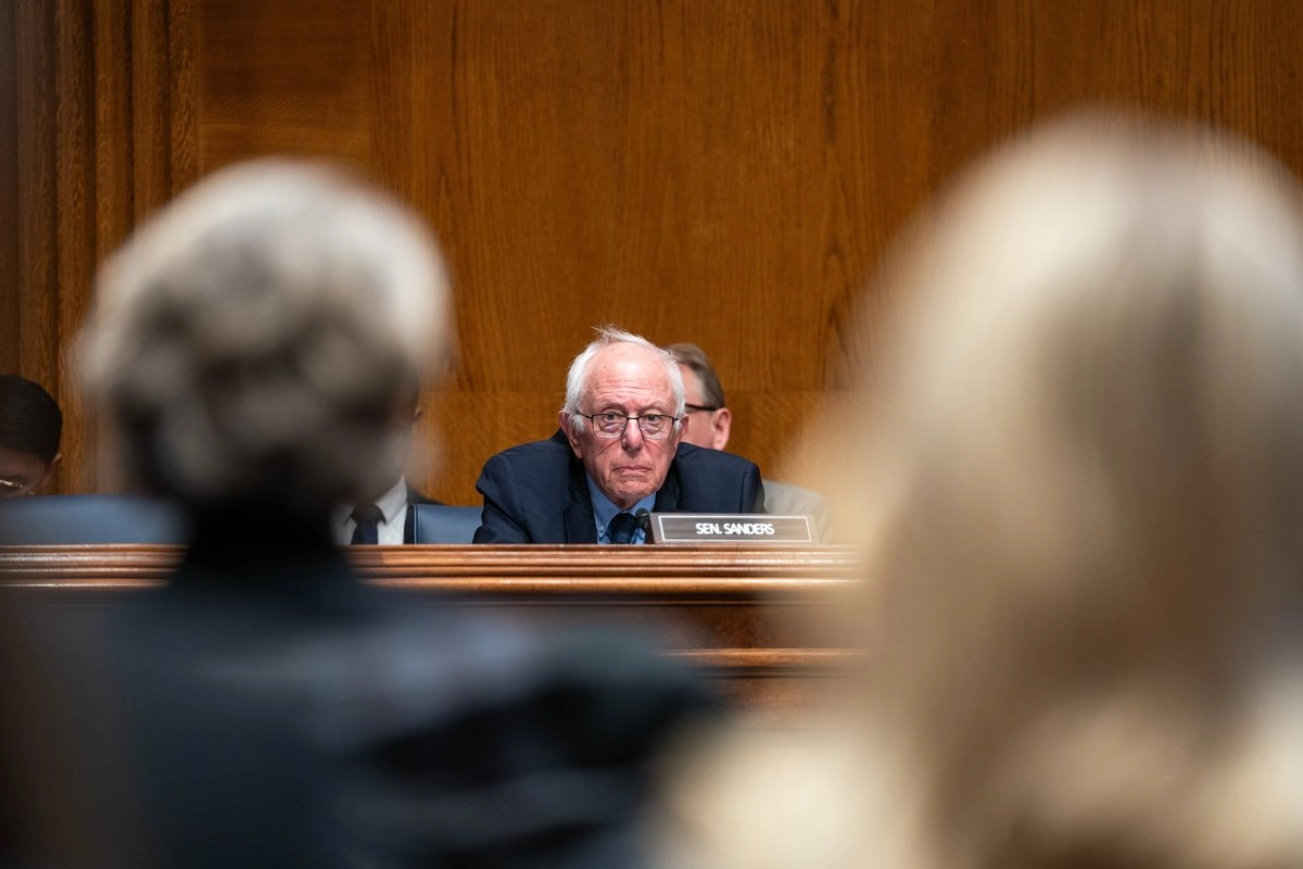 Bernie Sanders, miembro de mayor rango del Comité de Salud, Educación, Trabajo y Pensiones del Senado, independiente por Vermont, habla en una audiencia sobre los efectos de la inteligencia artificial en las familias y la fuerza laboral estadounidenses en el Capitolio, Washington, el jueves 9 de octubre de 2025. Foto