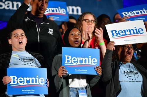 Partidarios sostienen carteles de Bernie mientras el senador Sanders habla en el anfiteatro Springs Preserve en Las Vegas, Nevada. Foto Afp