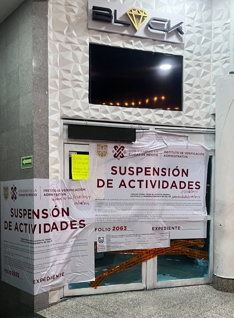 El bar Black, ubicado en la calle Francisco I. Madero número 20, colonia Centro, es considerado uno de los focos ultrarrojos por la falta de verificación de ese tipo de establecimientos durante la gestión de Sandra Cuevas al frente de la alcaldía Cuauhtémoc. Foto Pablo Ramos