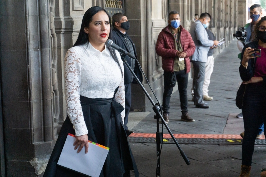 La alcaldesa de Cuauhtémoc, Sandra Cuevas, a su salida de una reunión en el Antiguo Palacio del Ayuntamiento. Foto Pablo Ramos / Archivo