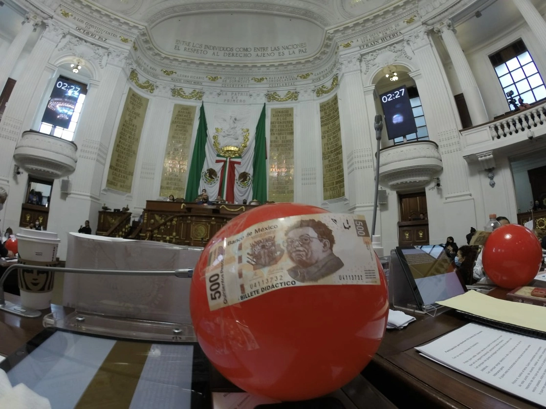 Legisladores de Morena en el Congreso de la Ciudad de México lanzaron pelotas con billetes falsos de 500 pesos en alusión a la acción de la alcaldesa de Cuauhtémoc, Sandra Cuevas. Foto ‘La Jornada’