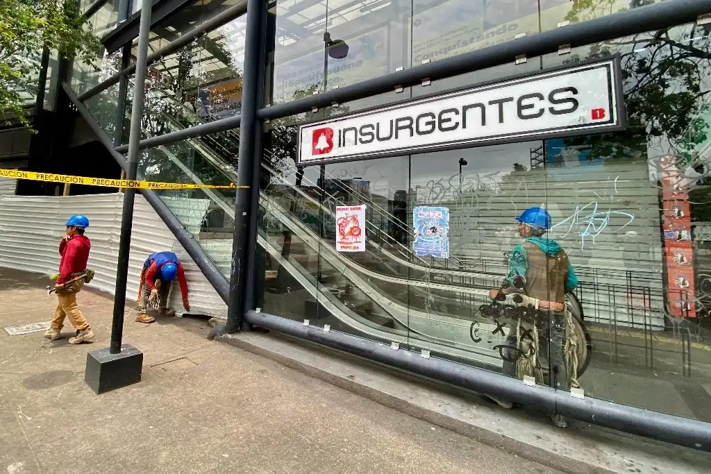 Luego de que el viernes fueron retirados comerciantes ambulantes y personas en situación de calle, el gobierno de la Ciudad de México colocó ayer vallas alrededor de la glorieta para iniciar trabajos de rescate de ese espacio público. Las tareas empiezan tras un proceso de varios meses, en los que por la vía del diálogo se fue desocupando poco a poco, resaltó. Foto Germán Canseco 