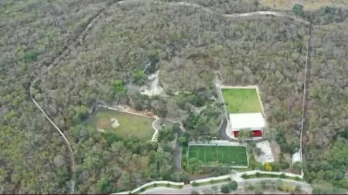 Vista aérea de uno de los predios del dirigente nacional del PRI, Alejandro Moreno, en Campeche, en los que se observan canchas de pádel, de golf, jardines para fiestas y caminos que conectan cada una de las “amenidades”. Foto 