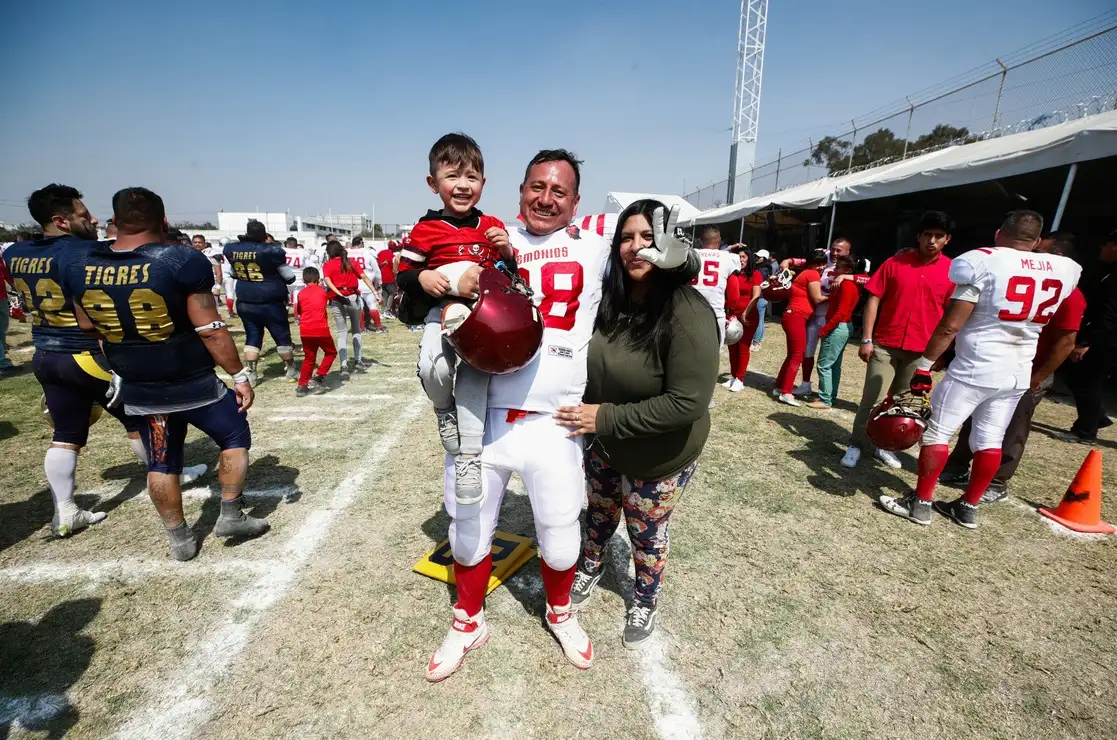 Por primera vez, internos y policías se enfrentaron ayer durante 90 minutos en el Tazón Humanista organizado por autoridades capitalinas y la NFL. Foto Víctor Camacho 