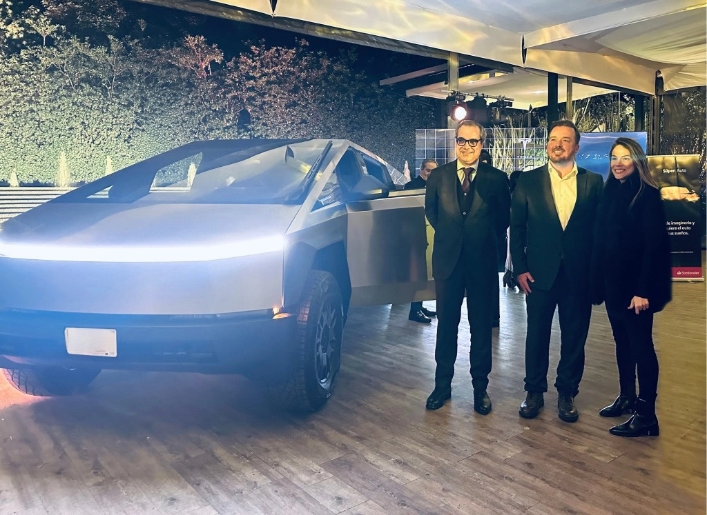 De 2020 a la fecha, Santander México ha desembolsado mil millones de pesos en financiamientos para que sus clientes adquieran automóviles eléctricos de la marca Tesla, empresa de la cual es la financiera preferente. La imagen, del 17 de julio de 2024. Foto cortesía Santander