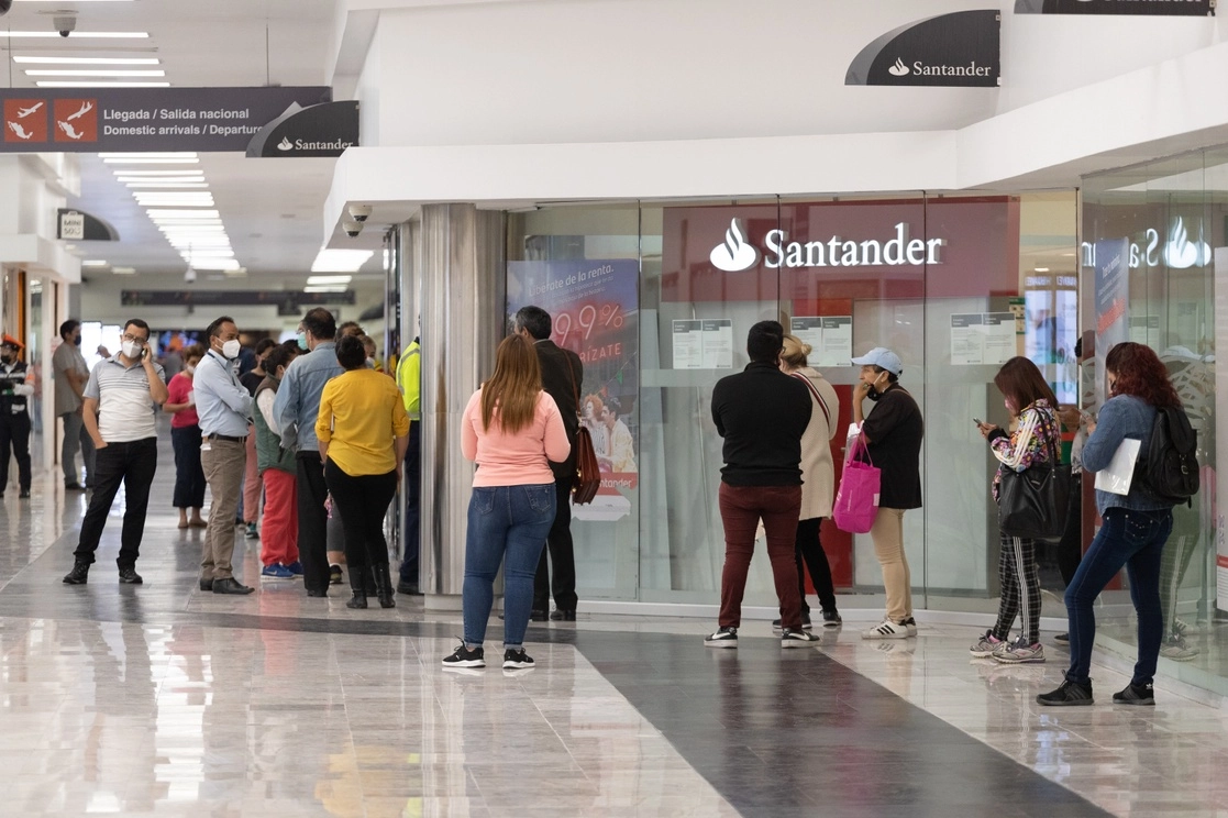 La sucursal de Santander, ubicada en el Aeropuerto Internacional de la Ciudad de México, durante la pandemia de Covid-19. Foto Pablo Ramos / Archivo