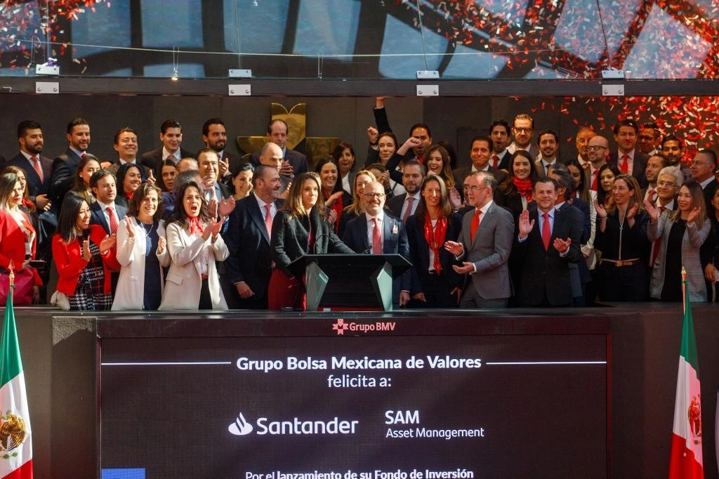 Integrantes del Grupo Bolsa Mexicana de Valores encabezan el campanazo del lanzamiento del Fondo de Inversión "SAM Prosperity" de Santander Asset Management, en instalaciones del organismo ubicado en Paseo de la Reforma, Ciudad de México, el 24 de febrero de 2023. Foto Pablo Ramos