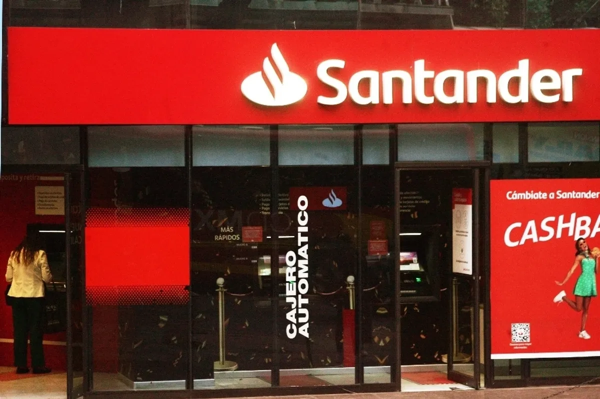 Sucursal de un banco Santander en la CDMX. Foto