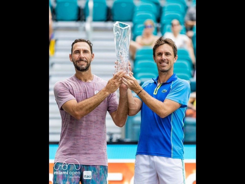 El mexicano (izquierda) triunfó en dupla con el francés Edouard Roger-Vasselin. Foto @miamiopen 
