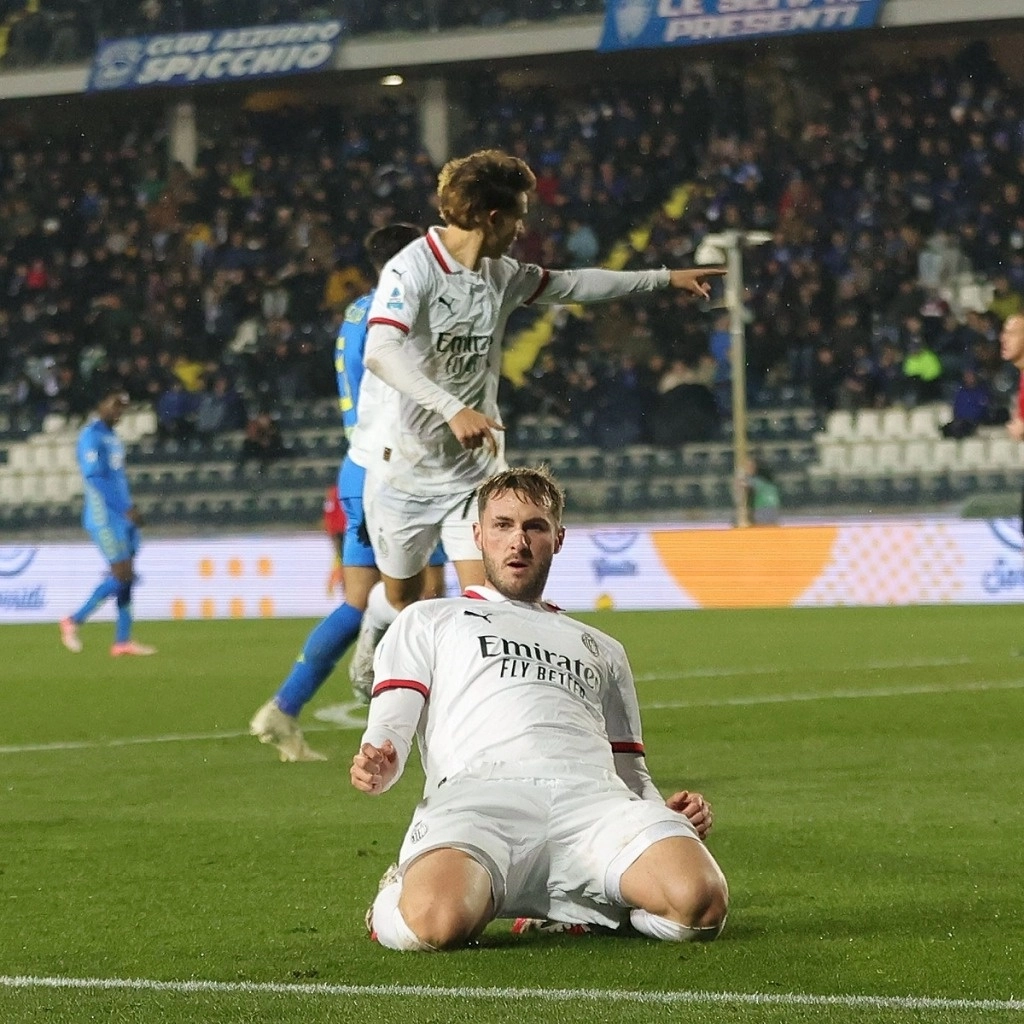 'Santi' Giménez se estrenó como goleador con el Milán en el duelo ante Empoli de la Serie A; el conjunto 'rossonero' ganó el partido con marcador de 2-0. Foto Tomada de X @SerieA_EN