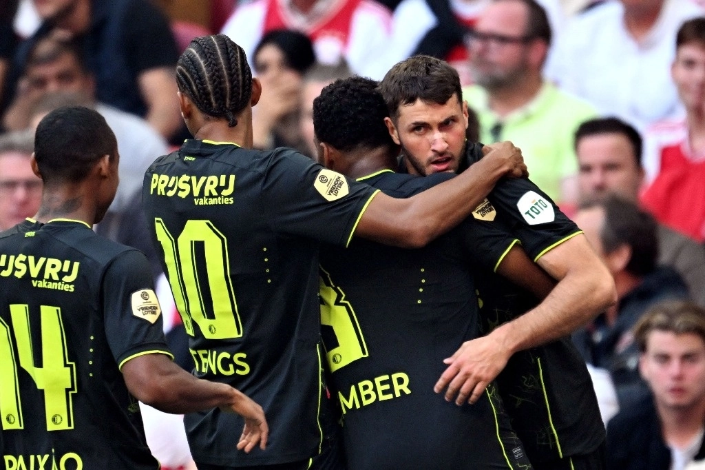 El delantero del Feyenoord, Santiago Giménez (derecha), celebra marcar un gol durante el partido de la Eredivisie holandesa frente al Ajax Ámsterdam. Foto Afp