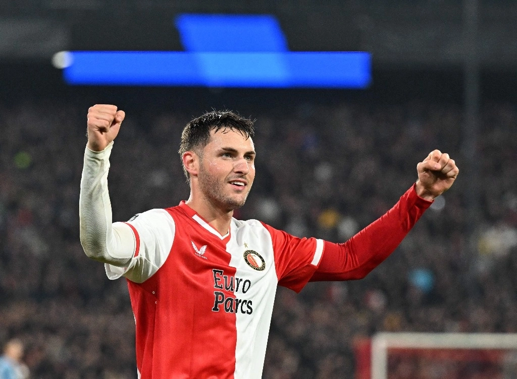 Con un doblete, el mexicano Santiago Giménez hizo su debut en la Champions League de Europa al colaborar en la victoria 3-1 del Feyenoord ante el Lazio, el 25 de octubre de 2023. Foto Afp