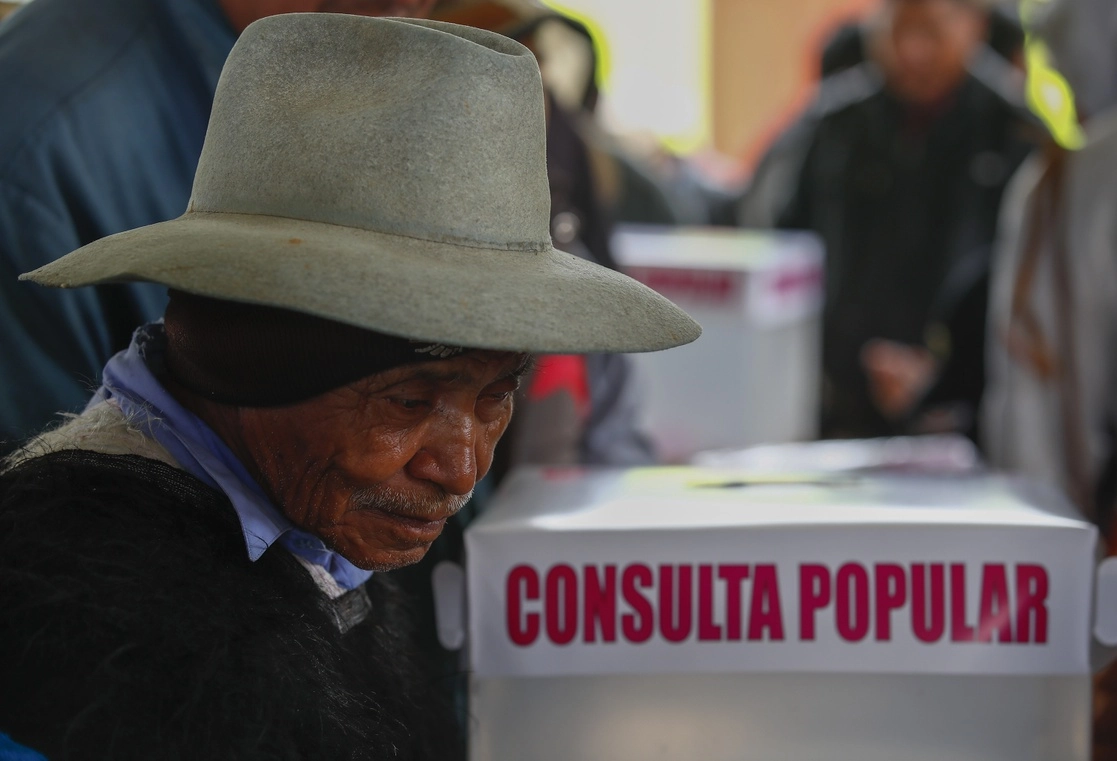 Un indígena tzotzil acude a votar a una casilla instalada en los Altos de Chiapas. Foto Víctor Camacho