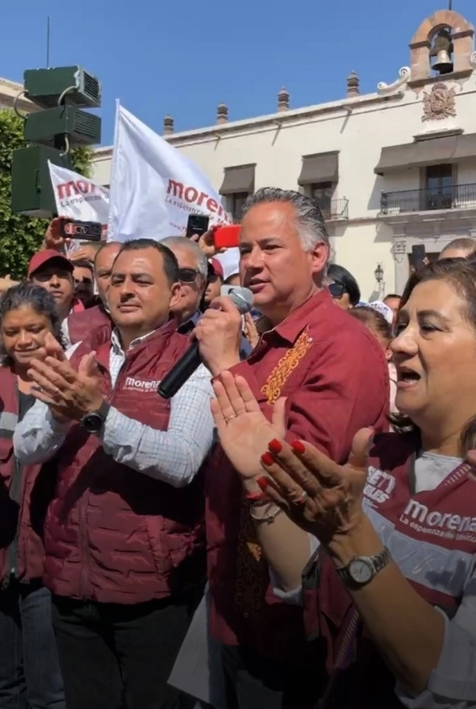 Santiago Nieto Castillo se reunió con sus simpatizantes en la Plaza de Armas de Querétaro. Foto ‘La Jornada’ 