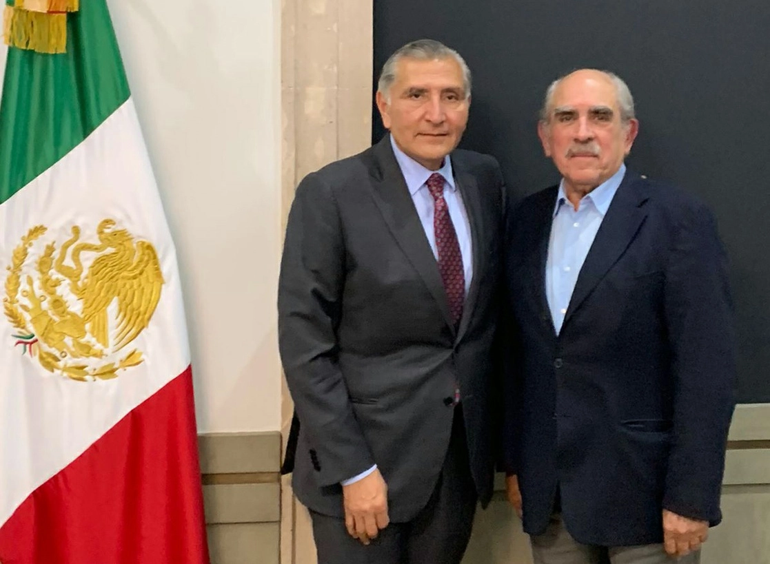 El titular de Gobernación, Adán Augusto López, dio posesión a Pablo Gómez Álvarez (derecha) como nuevo titular de la Unidad de Inteligencia Financiera. Foto tomada del Twitter de @GOBIERNOMX
