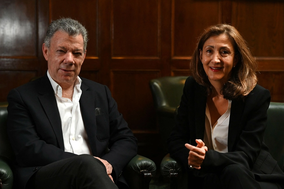 El expresidente colombiano Juan Manuel Santos e Ingrid Betancourt presentaron en Madrid su libro "Una conversación Pendiente". Foto Afp