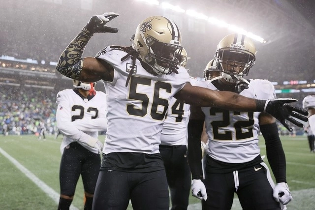 Demario Davis(c,izq) festeja una anotación durante el juego. Foto Afp