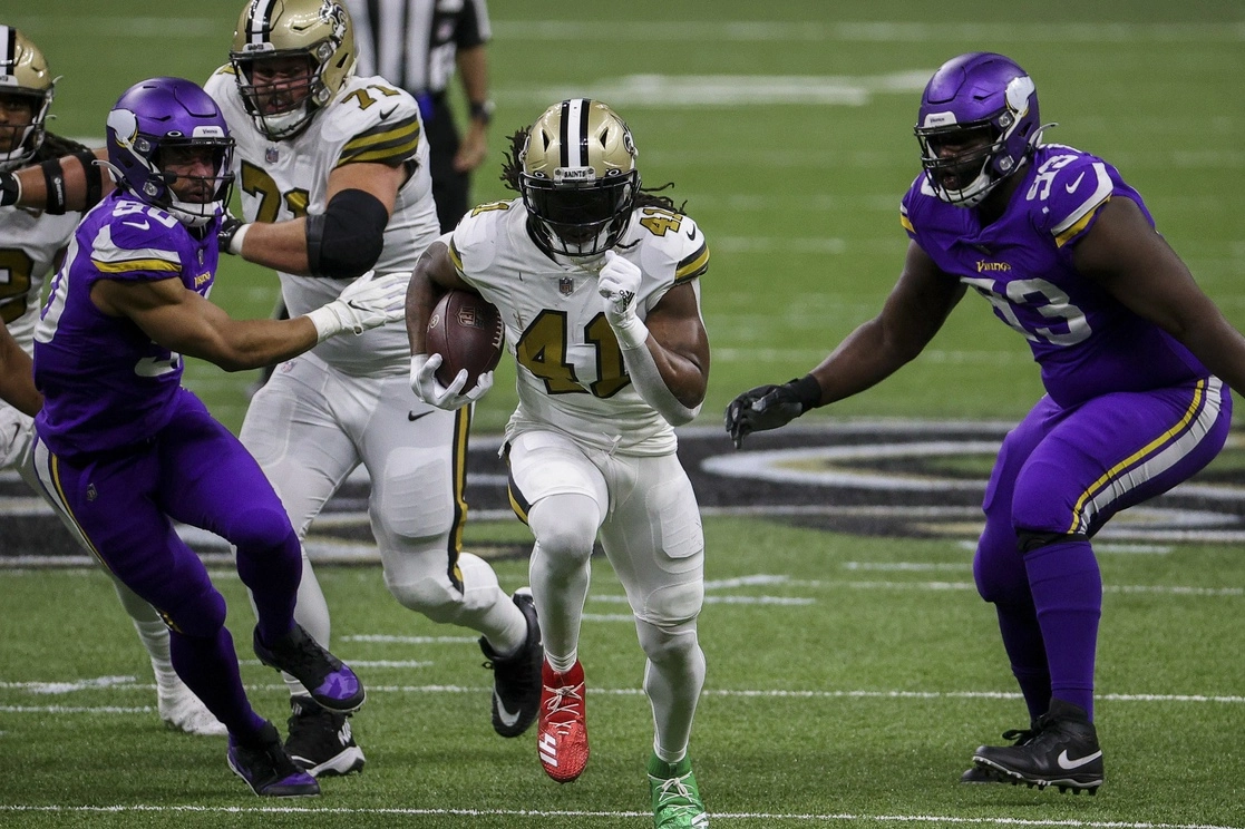 El corredor Alvin Kamara (centro) consiguió seis anotaciones por tierra e igualó una marca impuesta hace 91 años en la NFL. Foto Afp