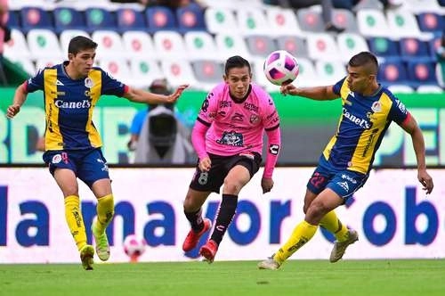 Los potosinos y esmeraldas protagonizaron un duelo polémico, donde ambas escuadras finalizaron con 10 jugadores.Foto @clubleonfc