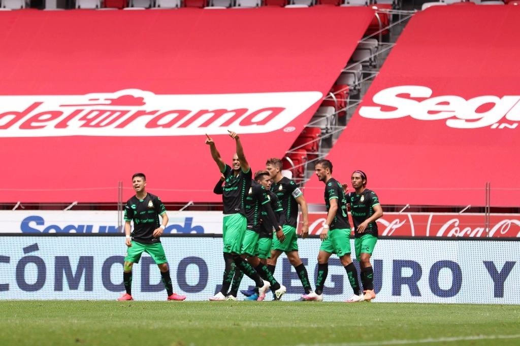 Gael Sandoval celebra junto a sus compañeros la primera anotación del partido. Foto Tomada del Twitter @ClubSantos