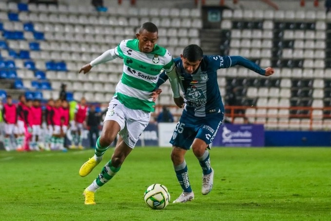 Una de las jugadas del encuentro. Foto Club Santos