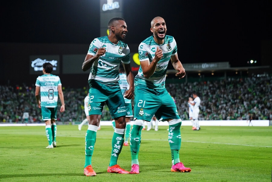 Los jugadores de Santos, Eduar Preciado (izq) y Matheus Dória (der) festejan una anotación durante el encuentro. Foto Jam Media