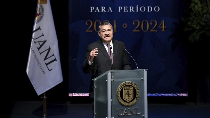 El doctor Santos Guzmán López durante una conferencia. Foto @uanl