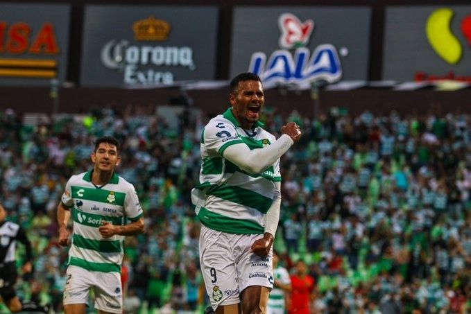 Jugadores del Santos celebran el triunfo de la escuadra. Foto @ClubSantos