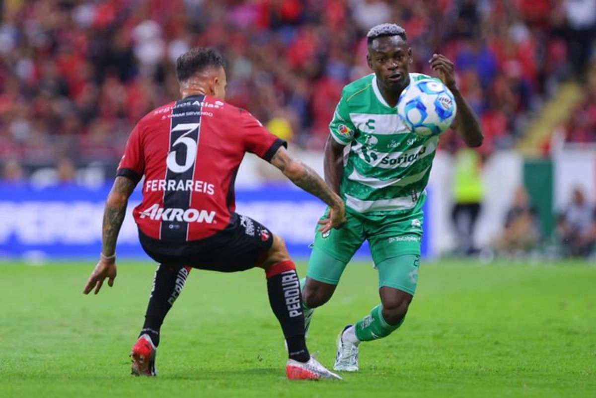 Una de las jugadas del encuentro deportivo. Foto