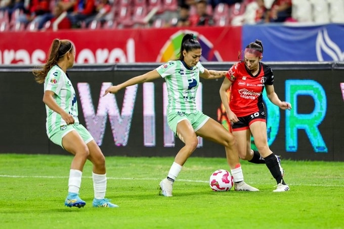 Las dirigidas por Karla Maya mostraron un nivel que pocos esperaban. Sin conceder espacios en su zona defensiva, abrieron el marcador desde el minuto 5. Foto @ClubSantosFem