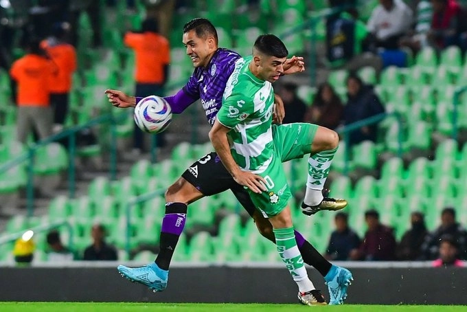 Los Cañoneros nivelaron (1-1) en el arranque del segundo tiempo cuando Flores se encontró con un rebote en el área y disparó directo al marco protegido por Carlos Acevedo. Foto @MazatlanFC