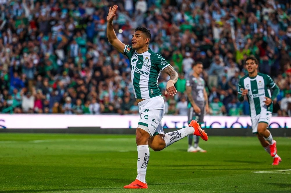 Santos Laguna quebró el invicto de los Esmeraldas con una remontada por 2-1 que produjo una gran emoción en su afición. Foto 