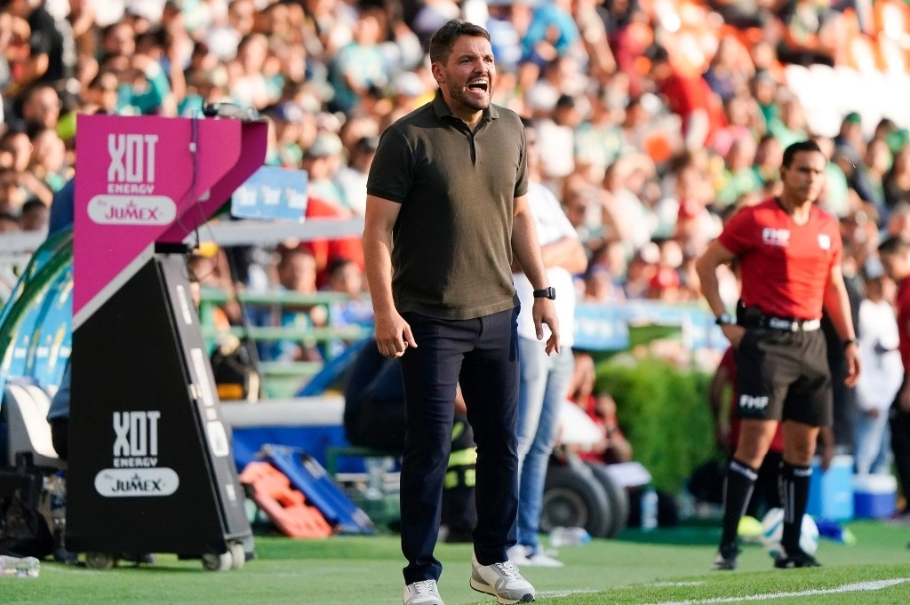 Nicolás Larcamón, técnico de los esmeraldas, busca meter a su equipo a la llamada fiesta grande. Foto @ClubLeonOficial