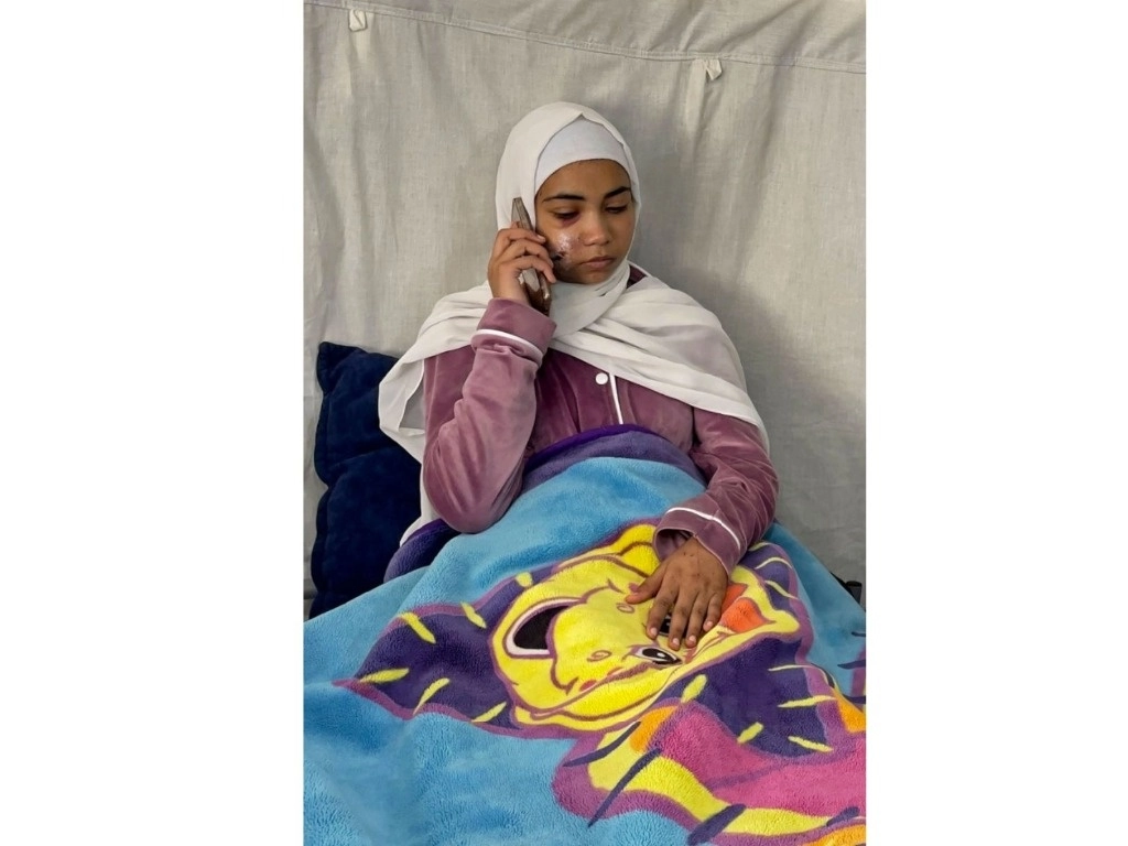 Hala Hazem Hamada, de 15 años, permaneció tres días bajo los escombros luego de que soldados israelíes derrumbaron con un buldócer la vivienda en la que se refugiaba con su familia en la ciudad sureña de Jan Yunis, en Gaza. El ataque dejó a seis de sus familiares muertos, incluidos sus padres. Militares arguyeron que era “infraestructura terrorista”. Foto Afp




